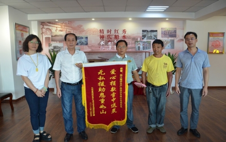心中的爱用行动表达，希望的灯有你我点亮