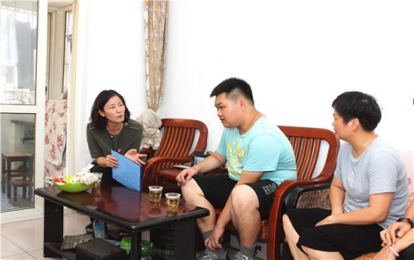 结对社区难题家庭，持续发展赞助助学