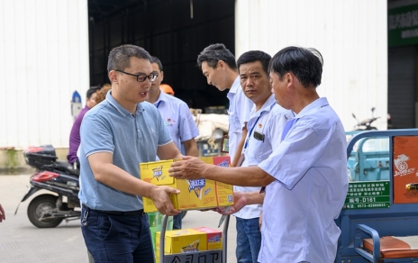 嘉兴市财贸工会主席陈云建到Z6官网农产品公司慰问基层员工