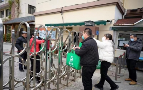 一份情驱散寒冷，一片心常驻公益